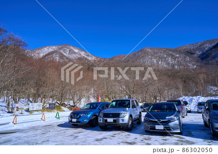 冬の群馬県赤城山 赤城神社駐車場から東側の黒檜山を見る 86302050