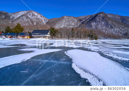 冬の群馬県赤城山 大沼の氷上から東側方面(黒檜山,駒ヶ岳,赤城神社など)を見る 86302056