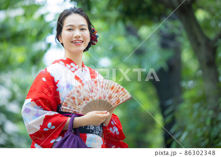浴衣の女性 屋外 浴衣の女性 屋外 86302348