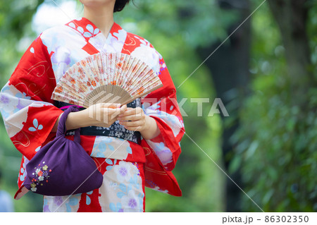 浴衣の女性 屋外 浴衣の女性 屋外 86302350