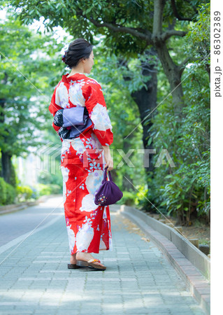 浴衣の女性 屋外 浴衣の女性 屋外 86302389