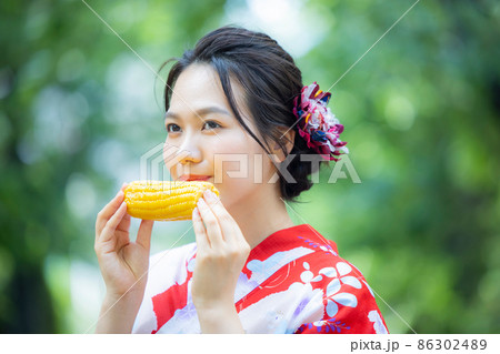 浴衣の女性 屋外 浴衣の女性 屋外 86302489