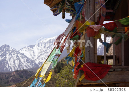 中国・甘粛省 馬蹄寺石窟に掛かるタルチョ 86302598