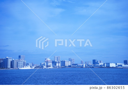 快晴の東京湾越しに見る晴海埠頭・晴海客船ターミナルと豊洲市場 快晴の東京湾越しに見る晴海埠頭・晴海客船ターミナルと豊洲市場 86302655