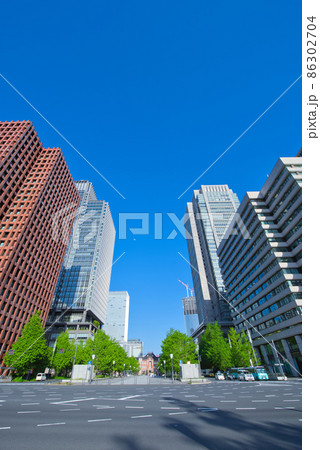【東京都】4月・丸の内ビジネス街と新緑の行幸通り 86302704