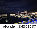 熱海レインボーデッキから星空に輝くボートと夜景 86303267