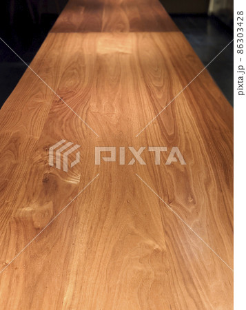 奥行き感のある長い木製のテーブル 86303428