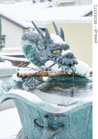富山県　大仏寺の手水舎 86303571