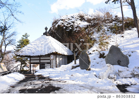 雪景色の観音堂と姥岩 86303832