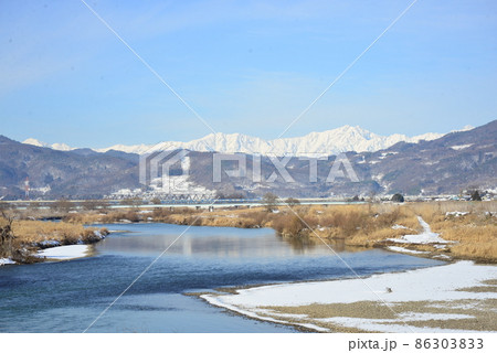 冬の千曲川と冠雪の北アルプス 86303833