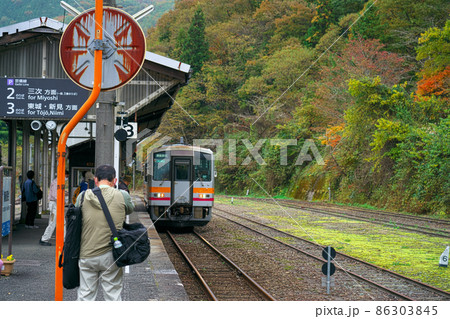 備後落合駅に新見方面から到着した備後落合終着の芸備線列車　広島県庄原市 86303845