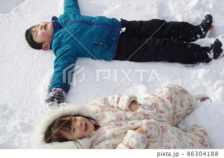 兄妹二人でなかよく雪あそび 兄妹二人でなかよく雪あそび 86304188