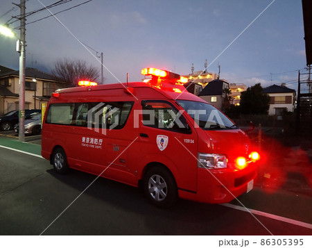 夜間に緊急出動する消防車両 夜間に緊急出動する消防車両 86305395