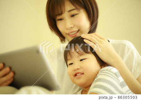 タブレット端末を使う親子 86305503