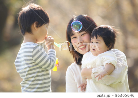 しゃぼん玉で遊ぶ親子 86305646