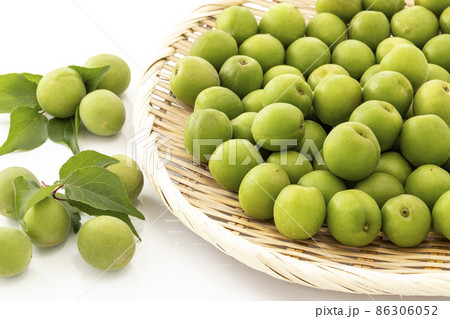 白バックでざるに盛った青梅 86306052