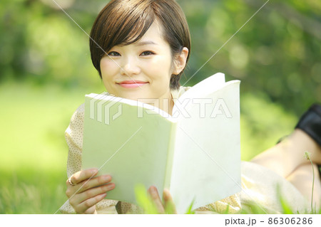 読書する女性 読書する女性 86306286