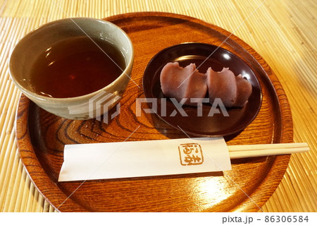伊勢名物、赤福餅を召し上がれ 伊勢名物、赤福餅を召し上がれ 86306584