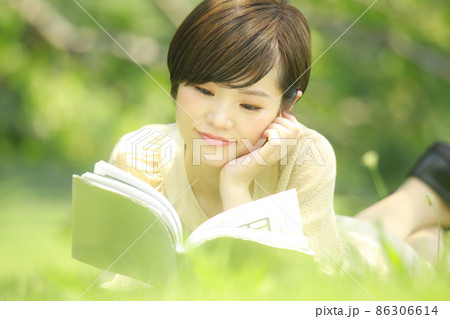 読書する女性 読書する女性 86306614