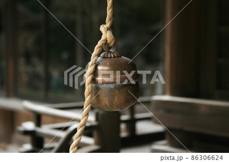 神社の神棚の小さな鐘 86306624