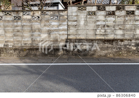 古くてヒビの入った一戸建て住宅のブロック塀 古くてヒビの入った一戸建て住宅のブロック塀 86306840