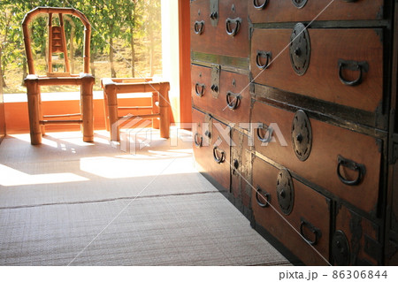 縁側の近くの和箪笥 86306844
