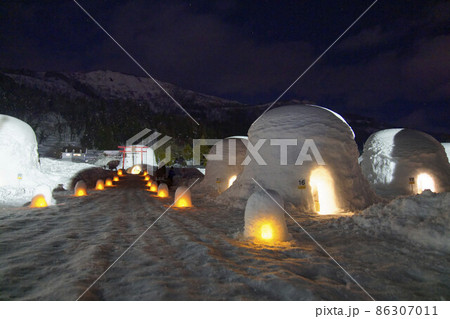 夜のかまくらの里 86307011