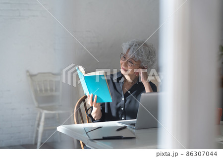 リビングでパソコンする女性 86307044