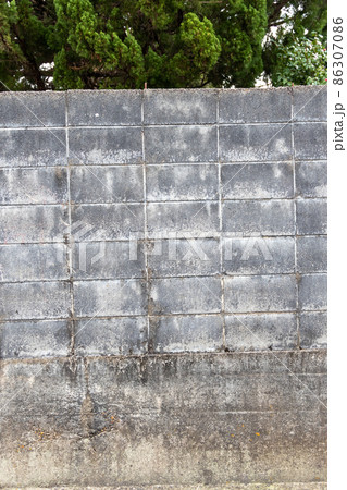 古くて汚れてきた一戸建て住宅のブロック塀 86307086
