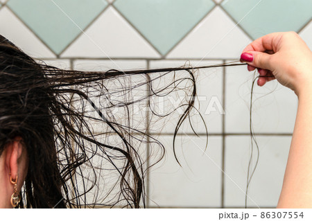 Female painful long dark hair on the head, falls out after a shower. 86307554
