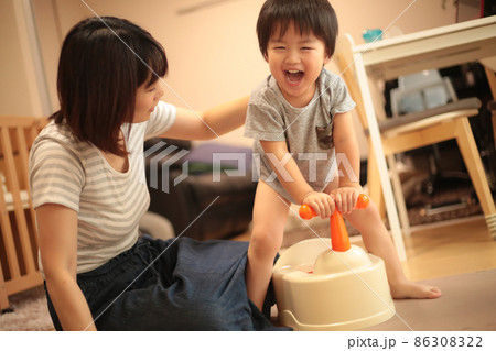 トイレトレーニングする男の子 86308322