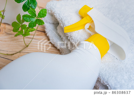 スプレーボトルとタオル 86308637