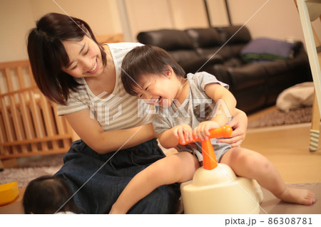 トイレトレーニングする男の子 86308781