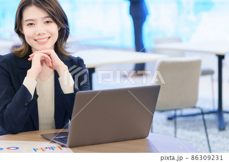 オフィスの若いエンジニアの女性 オフィスの若いエンジニアの女性 86309231