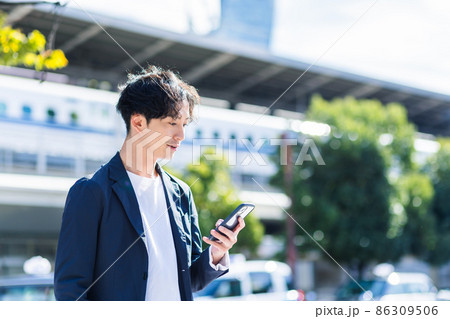 スマホを持った男性 86309506