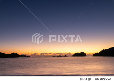 太平洋日向灘の日南海岸贄波浜の星空に昇る日出で黄昏色に染まったと鳥帽子島に松島と黒島 86309558