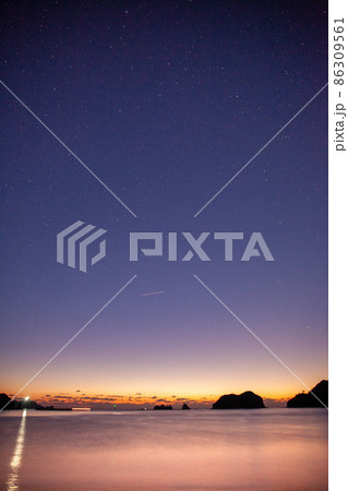 太平洋日向灘の日南海岸贄波浜の星空に昇る日出で黄昏色に染まったと鳥帽子島に松島と黒島 太平洋日向灘の日南海岸贄波浜の星空に昇る日出で黄昏色に染まったと鳥帽子島に松島と黒島 86309561