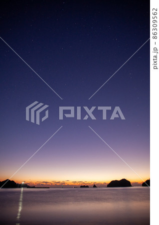 太平洋日向灘の日南海岸贄波浜の星空に昇る日出で黄昏色に染まったと鳥帽子島に松島と黒島 86309562
