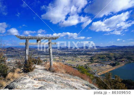 嶽山の山頂風景④天空の鳥居【香川県木田郡三木町】 嶽山の山頂風景④天空の鳥居【香川県木田郡三木町】 86309650