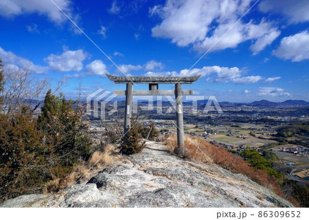 嶽山の山頂風景⑥天空の鳥居【香川県木田郡三木町】 86309652