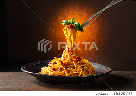 Spaghetti pasta bolognese in black plate. 86309744