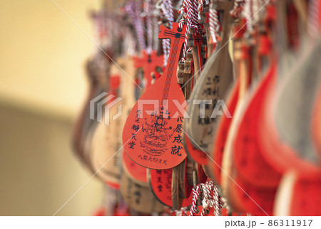 [東京・上野] 寛永寺の弁天堂の琵琶の形した八臂弁財天を祀る絵馬のクローズアップ。 86311917