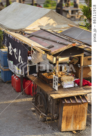 東京・上野] おでん料理と熱燗を販売する的屋の屋台を乗せたリヤカーの 