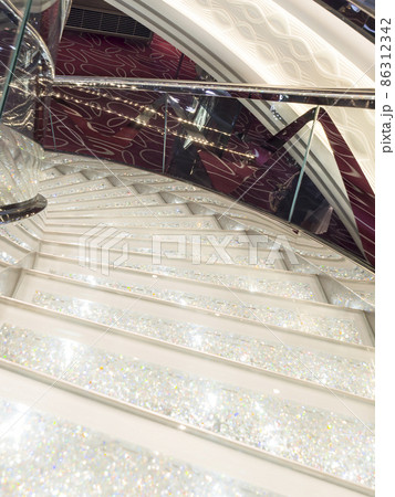大型クルーズ船 MSCメラビリア アトリウムの螺旋階段 / MSC Meraviglia 86312342