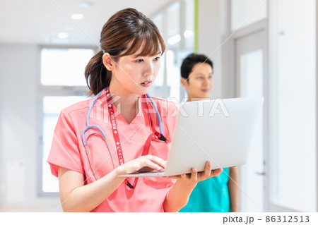 医療施設 廊下に立つ医療従事者　撮影協力：中央工学校附属日本語学校 86312513