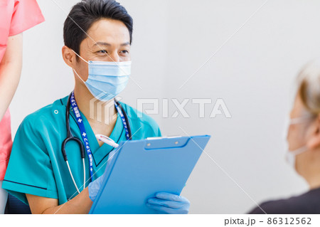 医療イメージ 問診をする医師 撮影協力:中央工学校附属日本語学校 医療イメージ 問診をする医師 撮影協力:中央工学校附属日本語学校 86312562