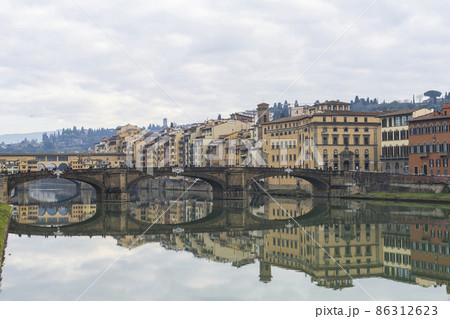 Santa Trinita bridge in Florenze, Italy. Santa Trinita bridge in Florenze, Italy. 86312623