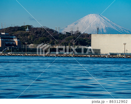釣り船から見えた冬の富士山 86312902