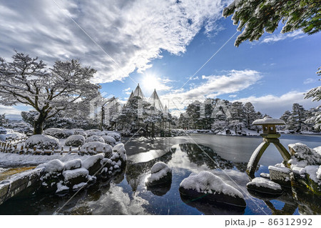 雪景色の兼六園 86312992