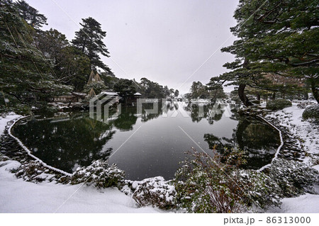 雪景色の兼六園 86313000